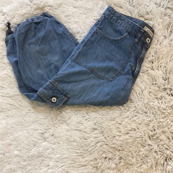 Van Heusen lightweight denim capris Woman’s size 4 light wash drawstring - Picture 1 of 11